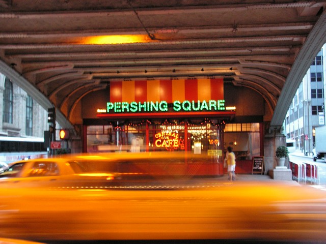 Pershing Square - en face d'une entre de Grand Central